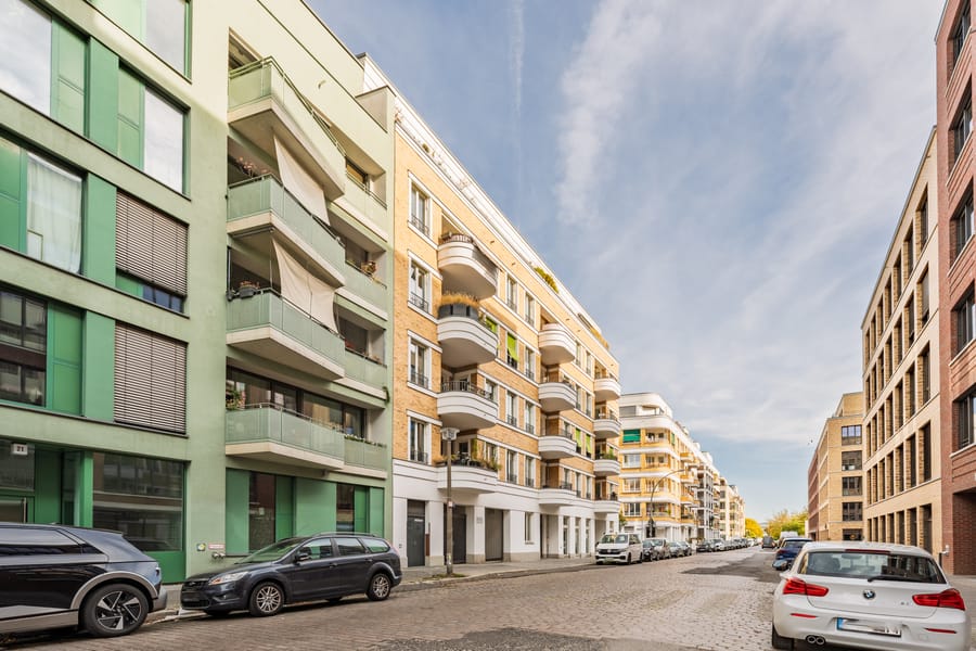 Straßenansicht - Modern, mittendrin, mit Balkon zur Sonne – 2-Zimmer im Boxhagener Kiez