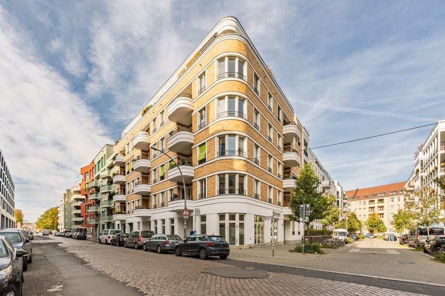 Außenansicht Wohnhaus - Modern, mittendrin, mit Balkon zur Sonne – 2-Zimmer im Boxhagener Kiez