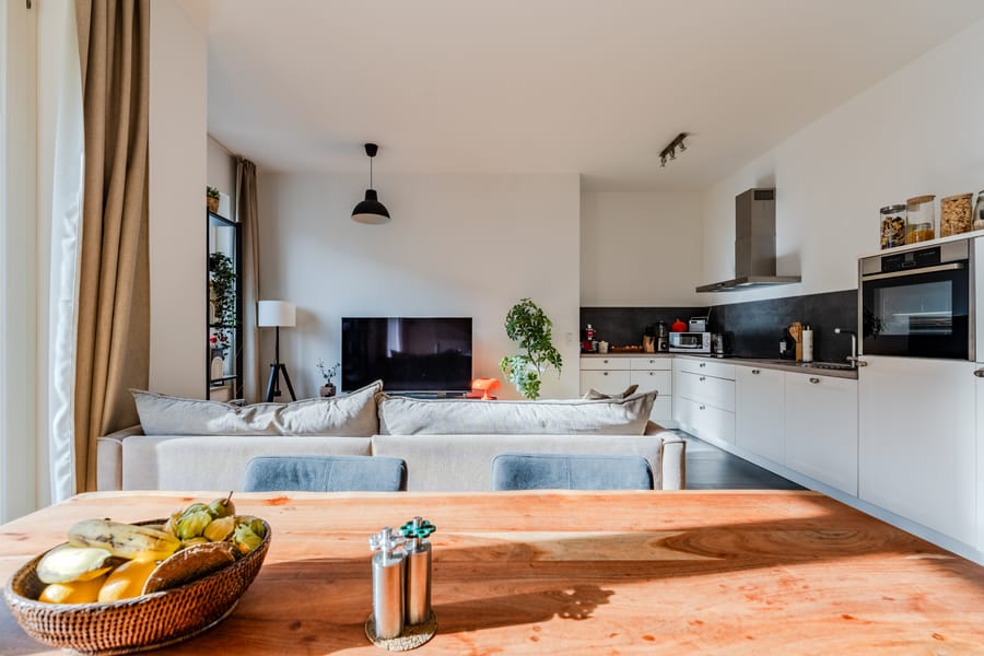 Wohn- und Essbereich mit offener Küche - Modern, mittendrin, mit Balkon zur Sonne – 2-Zimmer im Boxhagener Kiez