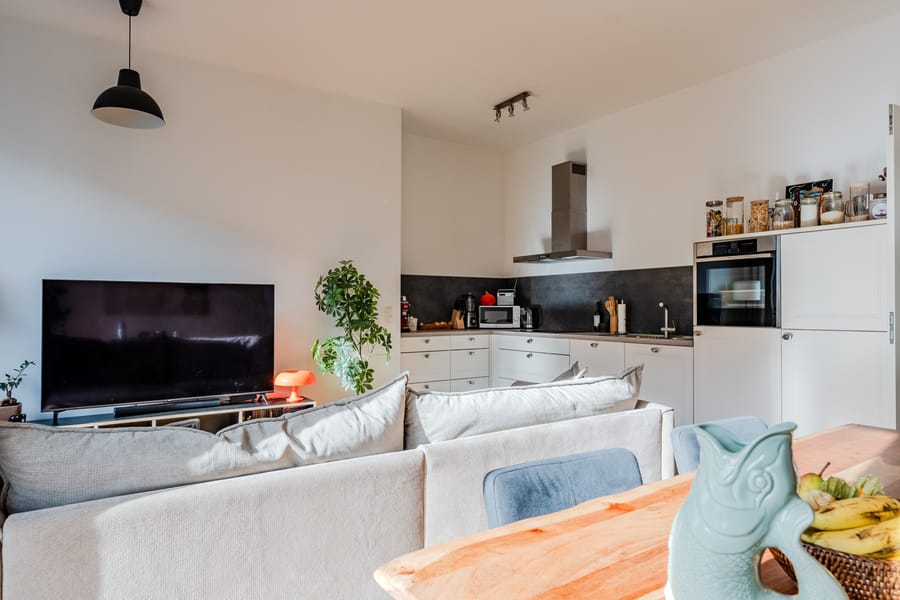 Wohnbereich mit offener Küche - Modern, mittendrin, mit Balkon zur Sonne – 2-Zimmer im Boxhagener Kiez