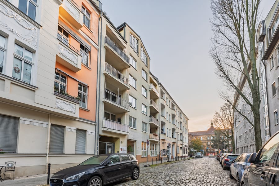 Außenansicht Wohnhaus - Helle 2-Zimmer-Wohnung mit Balkon in ruhiger Lage