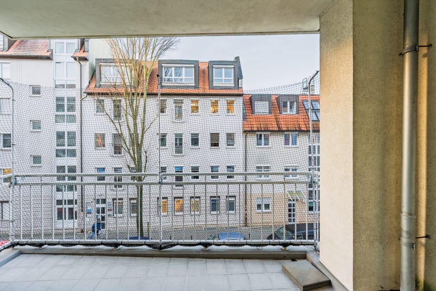 Blick von Loggia - Helle 2-Zimmer-Wohnung mit Balkon in ruhiger Lage