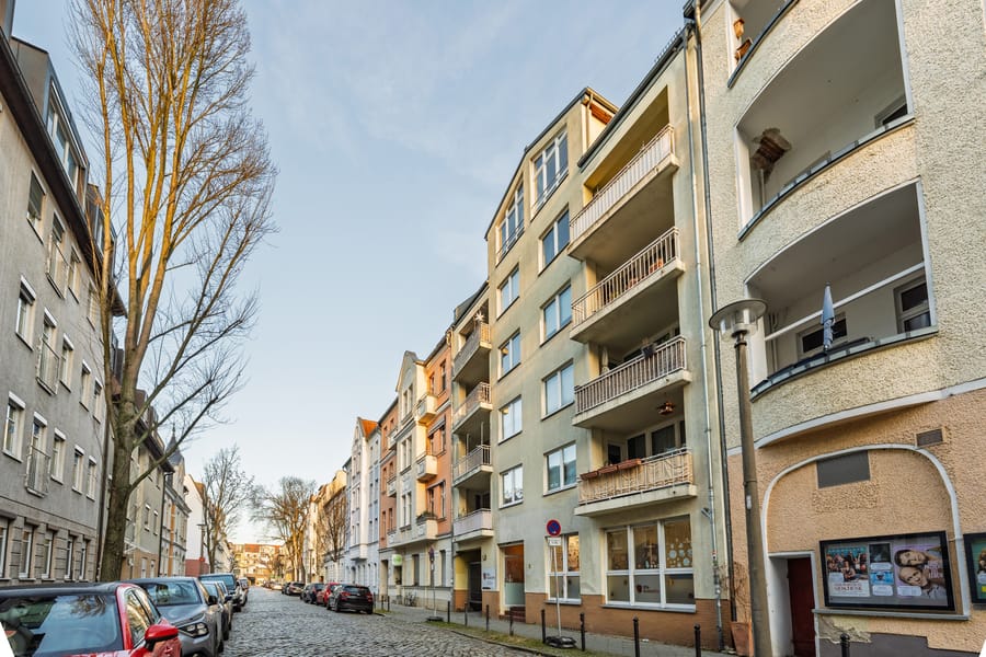 Gebäude- und Sraßenansicht - Helle 2-Zimmer-Wohnung mit Balkon in ruhiger Lage