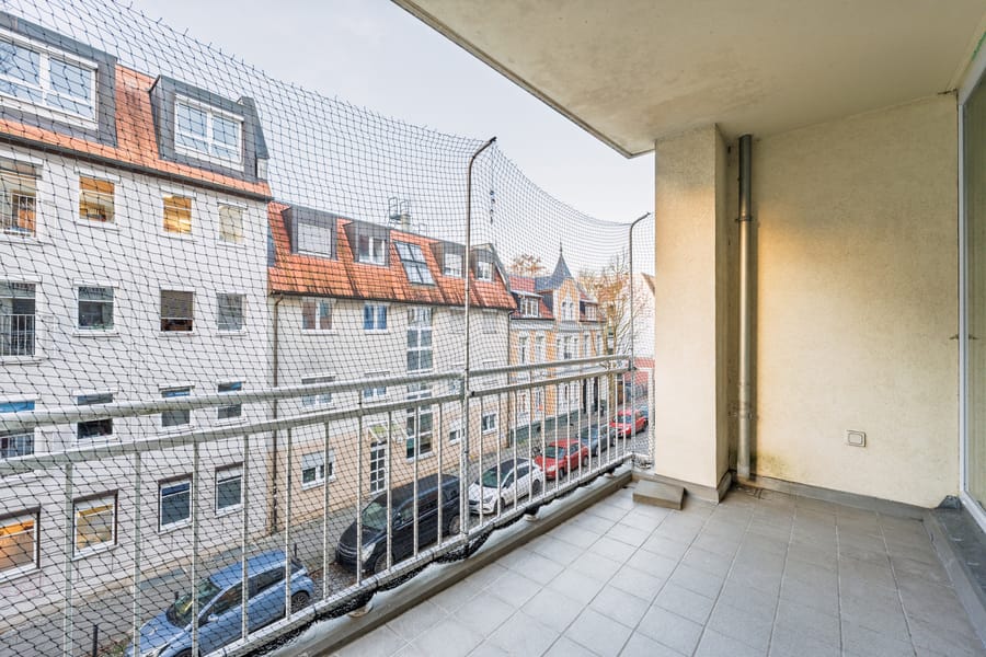 Blick von Loggia - Helle 2-Zimmer-Wohnung mit Balkon in ruhiger Lage