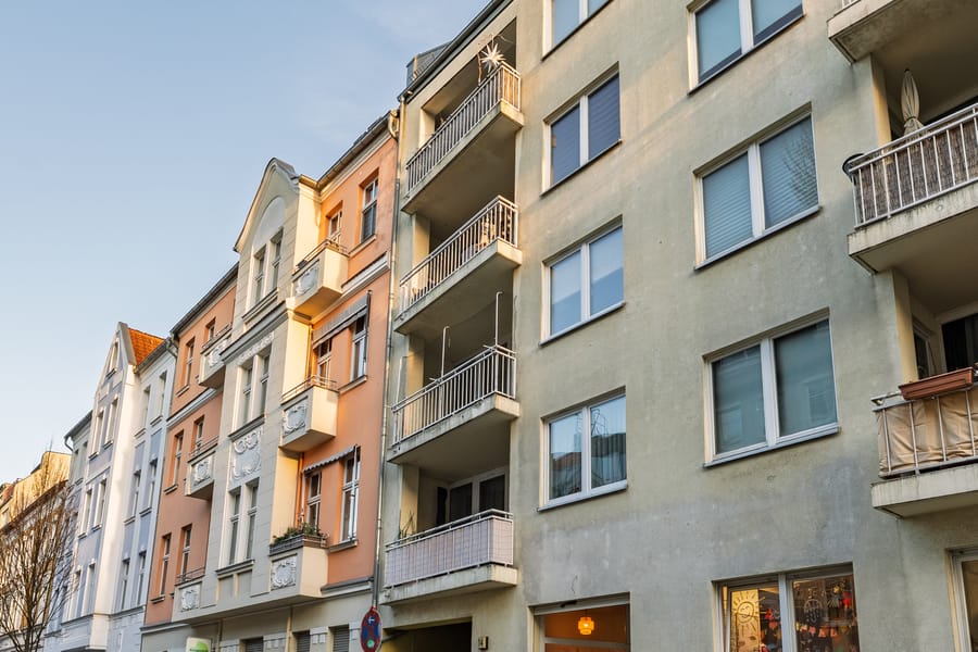 Außenansicht Gebäude - Helle 2-Zimmer-Wohnung mit Balkon in ruhiger Lage