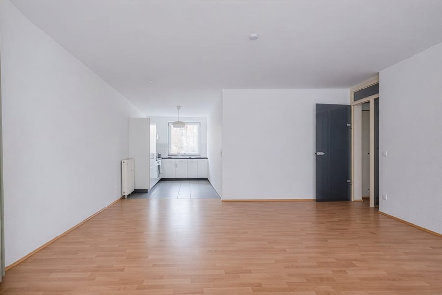 Wohnzimmer - Helle 2-Zimmer-Wohnung mit Balkon in ruhiger Lage