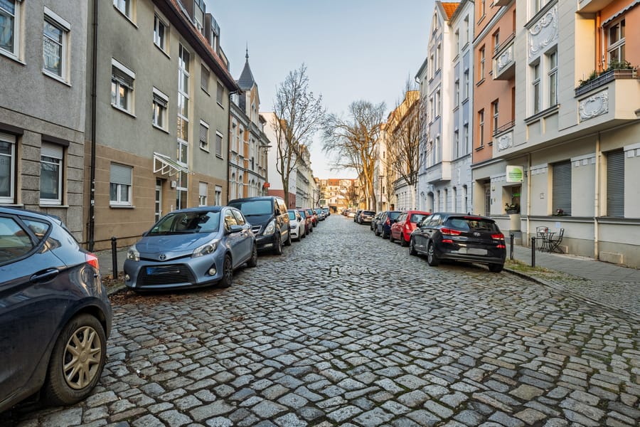 Straßenansicht - Helle 2-Zimmer-Wohnung mit Balkon in ruhiger Lage
