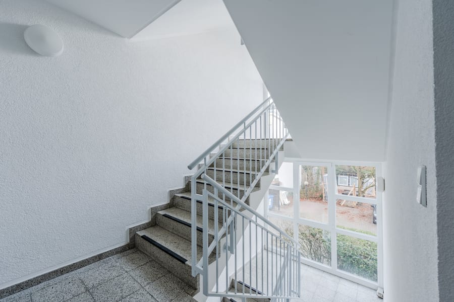 Treppenhaus - Helle 2-Zimmer-Wohnung mit Balkon in ruhiger Lage