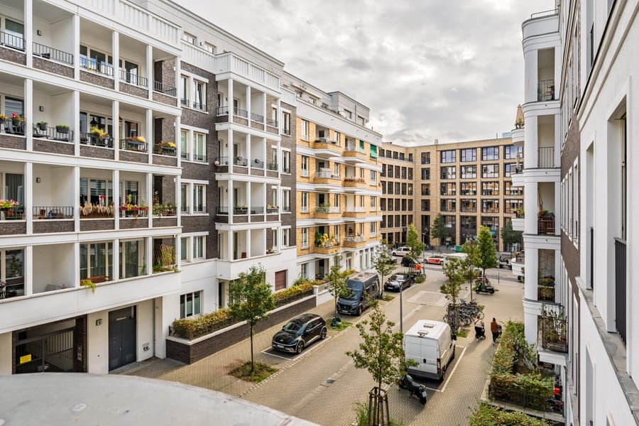 Blick vom Balkon - Zeitlos schön: Helle 2-Zimmer-Wohnung mit Balkon in gefragter Lage