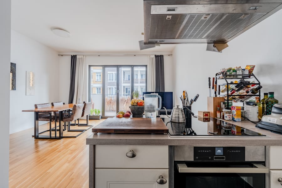 Küchenausblick in den Wohnbereich - Zeitlos schön: Helle 2-Zimmer-Wohnung mit Balkon in gefragter Lage