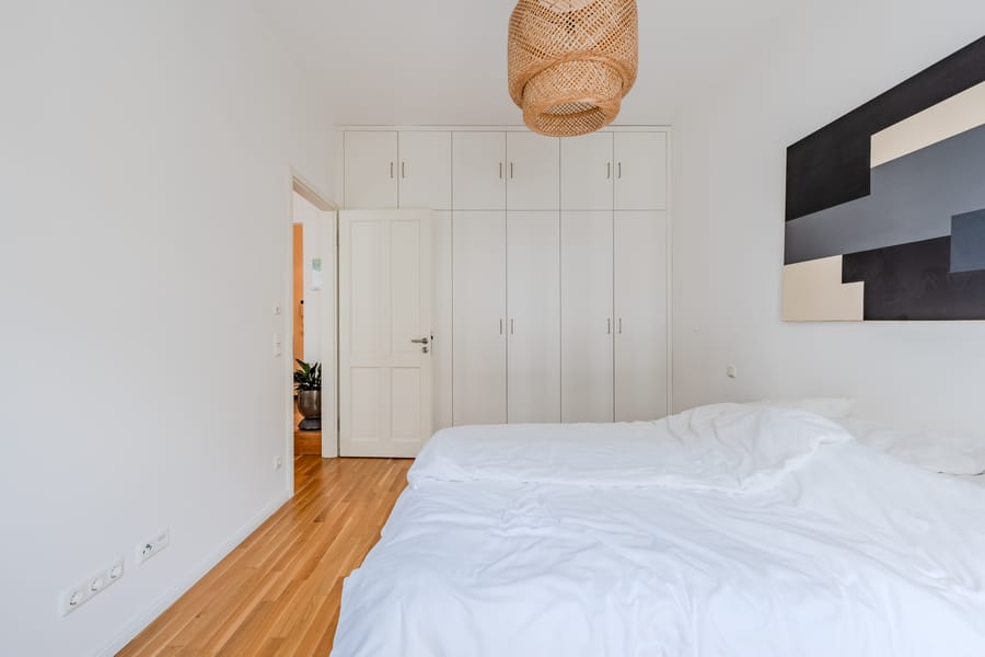 Schlafzimmer mit Einbauschrank - Zeitlos schön: Helle 2-Zimmer-Wohnung mit Balkon in gefragter Lage