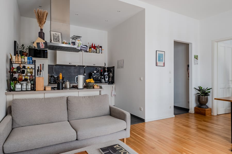 Wohnbereich mit offener Küche - Zeitlos schön: Helle 2-Zimmer-Wohnung mit Balkon in gefragter Lage