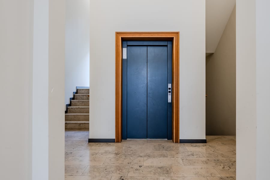 Treppenhaus mit Aufzug - Zeitlos schön: Helle 2-Zimmer-Wohnung mit Balkon in gefragter Lage