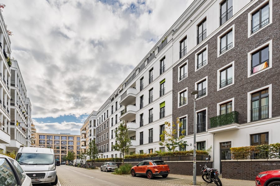 Außenansicht Wohnhaus - Zeitlos schön: Helle 2-Zimmer-Wohnung mit Balkon in gefragter Lage