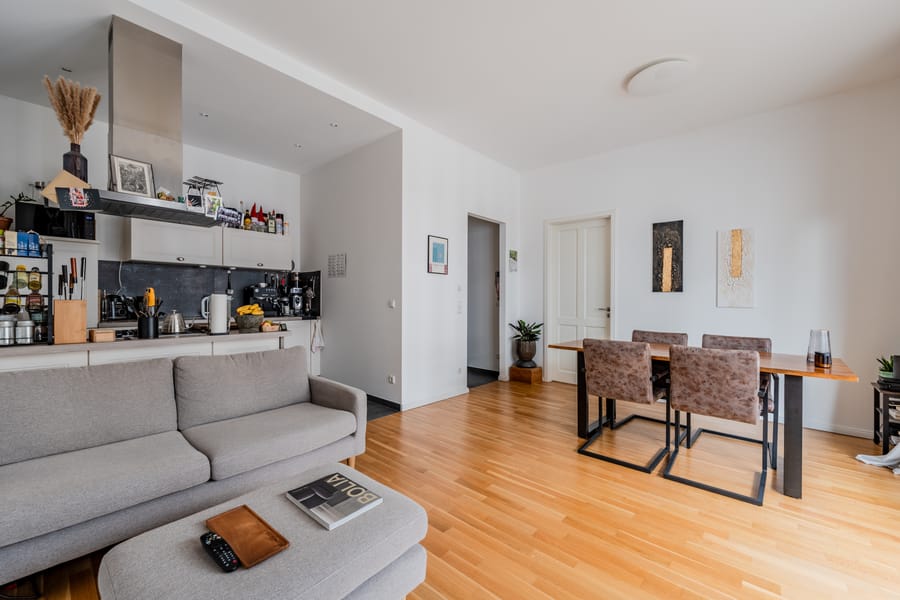 Wohnbereich mit offener Küche - Zeitlos schön: Helle 2-Zimmer-Wohnung mit Balkon in gefragter Lage