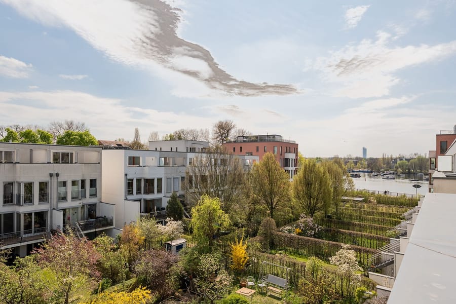 Dachterrasse mit Garten- und Wasserblick - Wohnen am Wasser mit unverbaubarem Blick