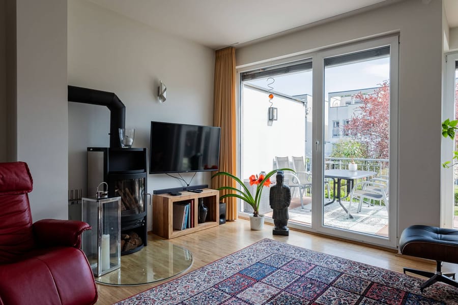 Wohnzimmer mit Kamin - Wohnen am Wasser mit unverbaubarem Blick