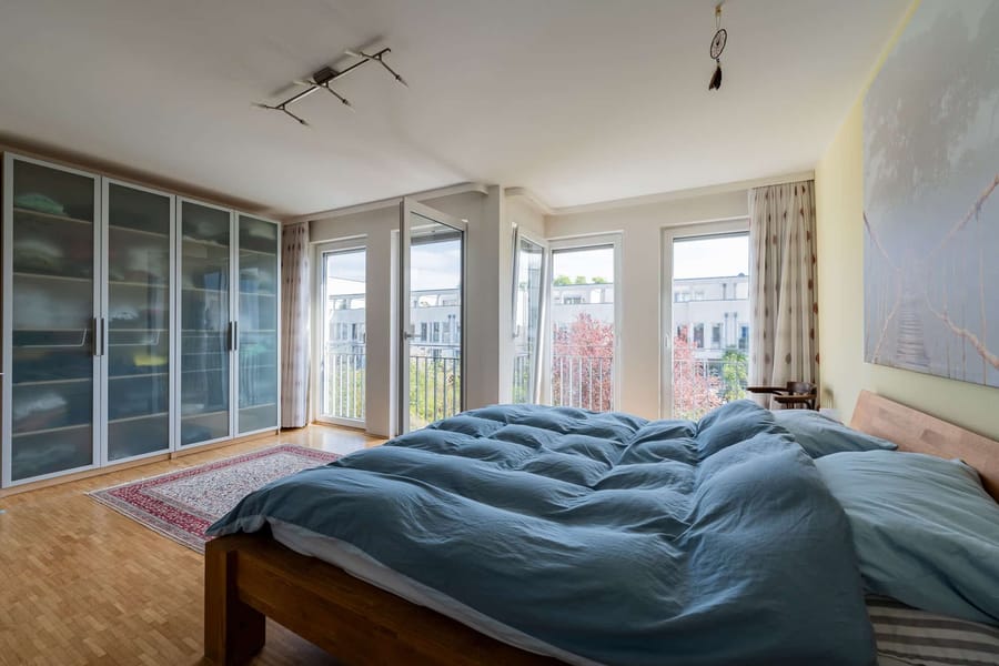 großzügiges Schlafzimmer ruhig zum Garten ausgerichtet - Wohnen am Wasser mit unverbaubarem Blick