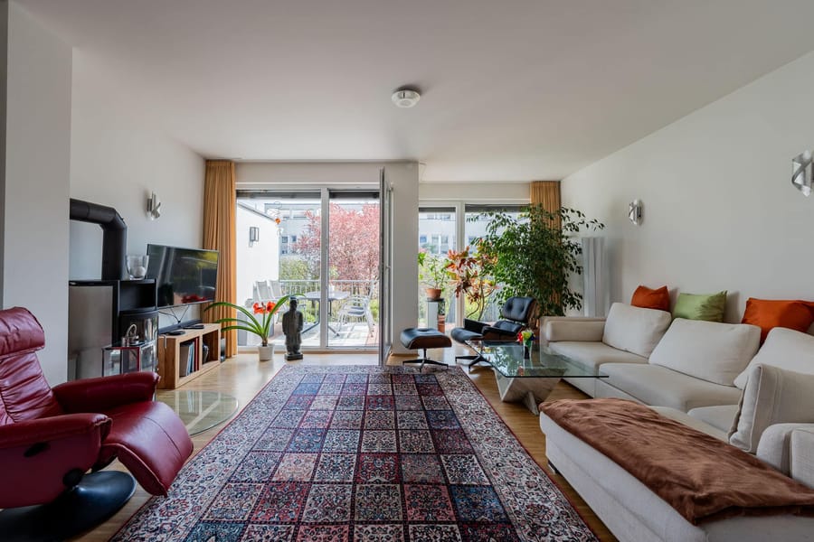 Heller Wohnbereich mit bodentiefen Fenstern - Wohnen am Wasser mit unverbaubarem Blick