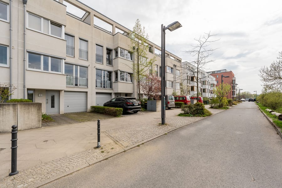 Anliegerzufahrt - Wohnen am Wasser mit unverbaubarem Blick