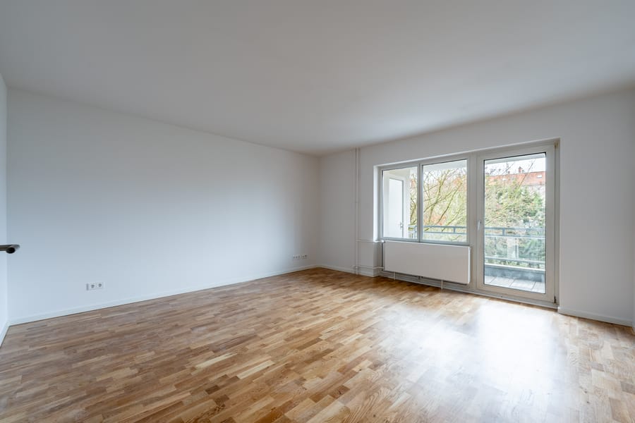 Wohnzimmer mit Balkon - *PROVISIONSFREI + BEZUGSFREI* Frisch sanierte, schöne Eigentumswohnung im Erstbezug