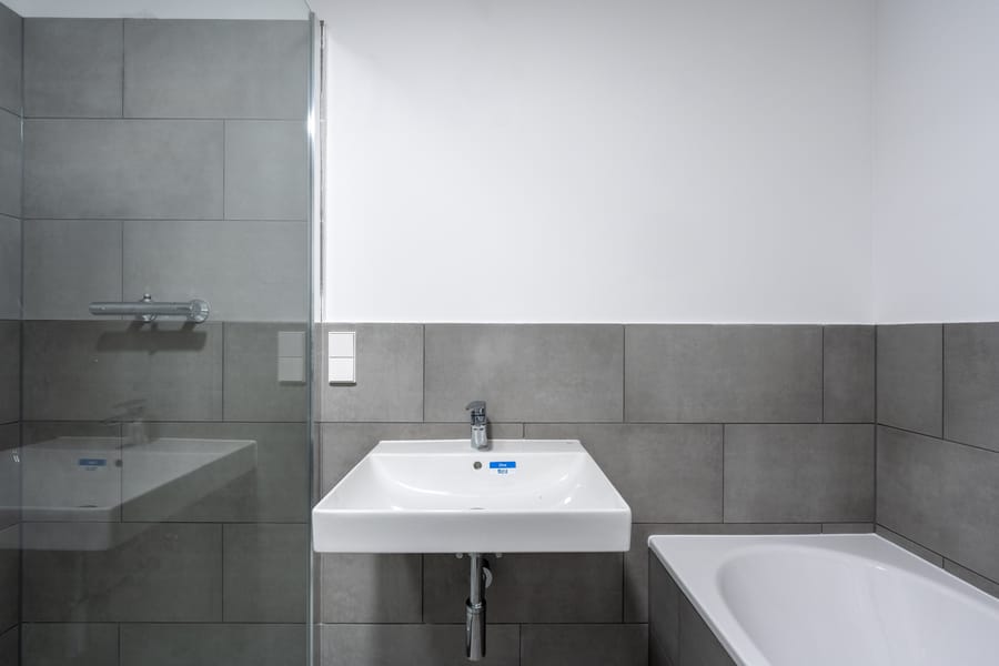 Badezimmer 1 - *PROVISIONSFREI + BEZUGSFREI* Frisch sanierte, schöne Eigentumswohnung im Erstbezug