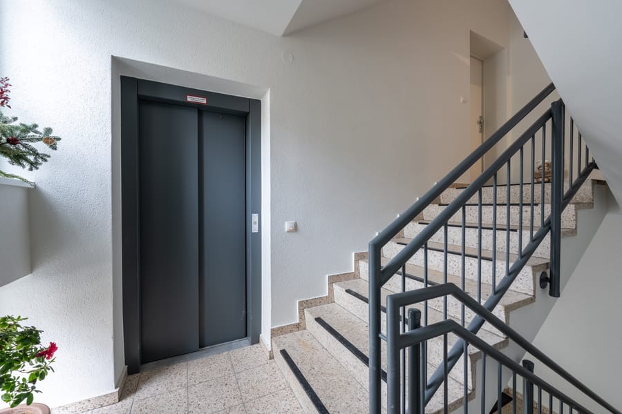 Fahrstuhl - *PROVISIONSFREI + BEZUGSFREI* Frisch sanierte, schöne Eigentumswohnung im Erstbezug