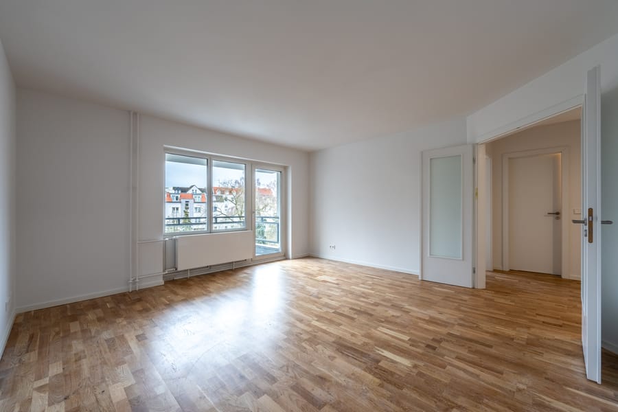 Wohnzimmer mit Flügeltür und Balkon - *PROVISIONSFREI + BEZUGSFREI* Frisch sanierte, schöne Eigentumswohnung im Erstbezug