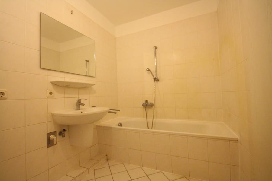 Stadtwohnung Badezimmer mit Wanne und Spiegel - Dachgeschosswohnung in Wilhelmsruh *AB SOFORT BEZUGSFREI*