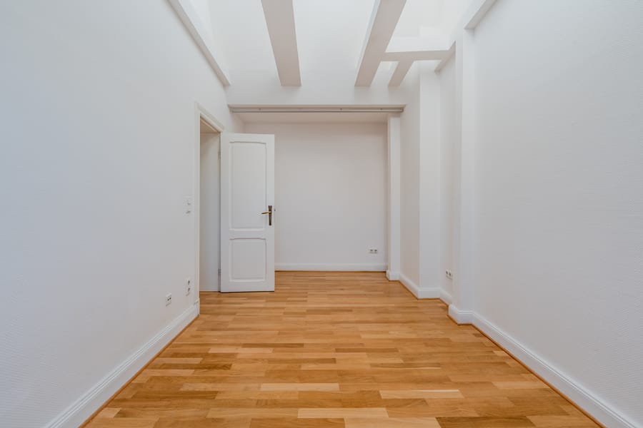 Heller Flur mit Parkettboden - Großzügige Dachgeschosswohnung in Steglitz mit Panoramablick