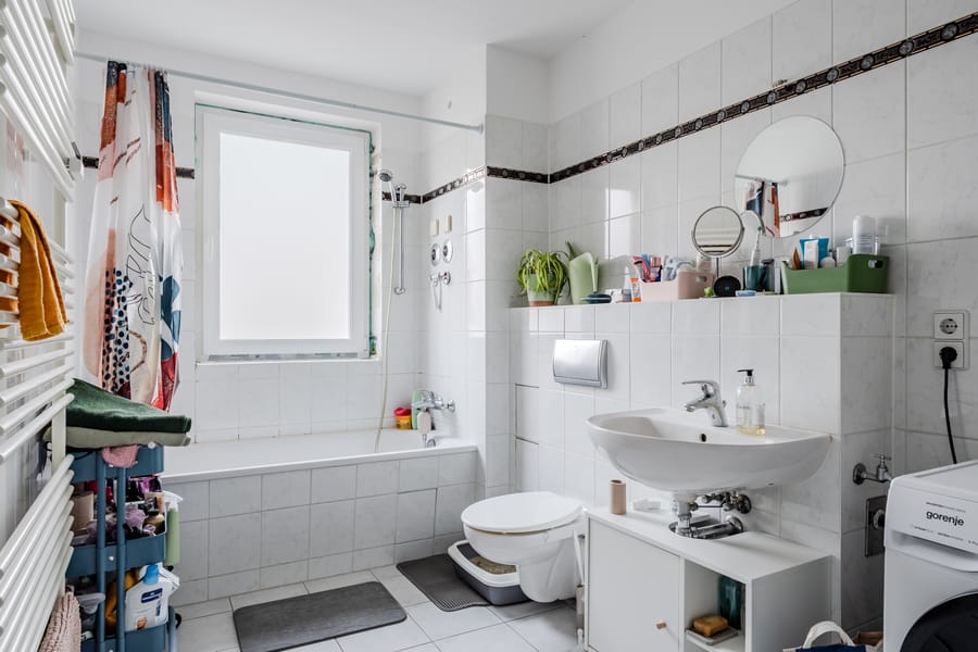 Waschbeckenansicht mit Toilette - Helle 2-Zimmer-Wohnung mit Balkon in ruhiger Lage