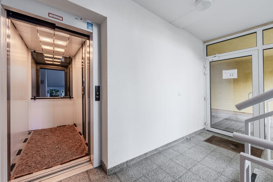 Treppenhaus mit Aufzug - Helle 2-Zimmer-Wohnung mit Balkon in ruhiger Lage