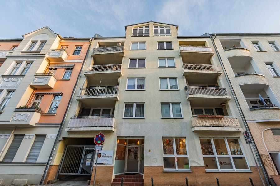 Außenansicht Eingang - Helle 2-Zimmer-Wohnung mit Balkon in ruhiger Lage