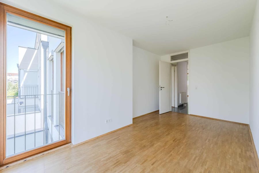 Helles Zimmer mit Parkett und französischem Balkon - Bezugsfrei & renoviert 2025: 6-Zimmer-Townhouse an der Rummelsburger Bucht