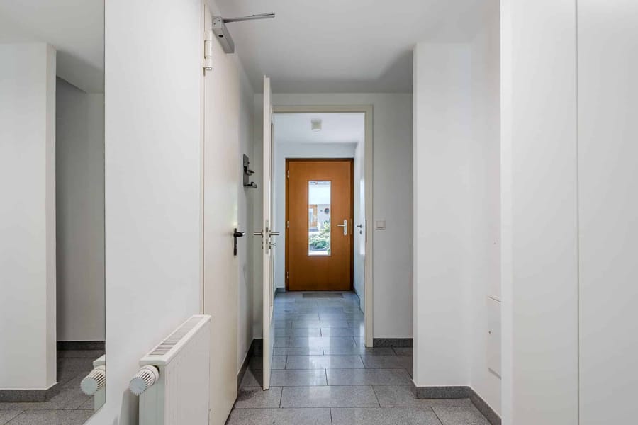 Moderner Wohnungseingang mit Fliesenboden - Bezugsfrei & renoviert 2025: 6-Zimmer-Townhouse an der Rummelsburger Bucht