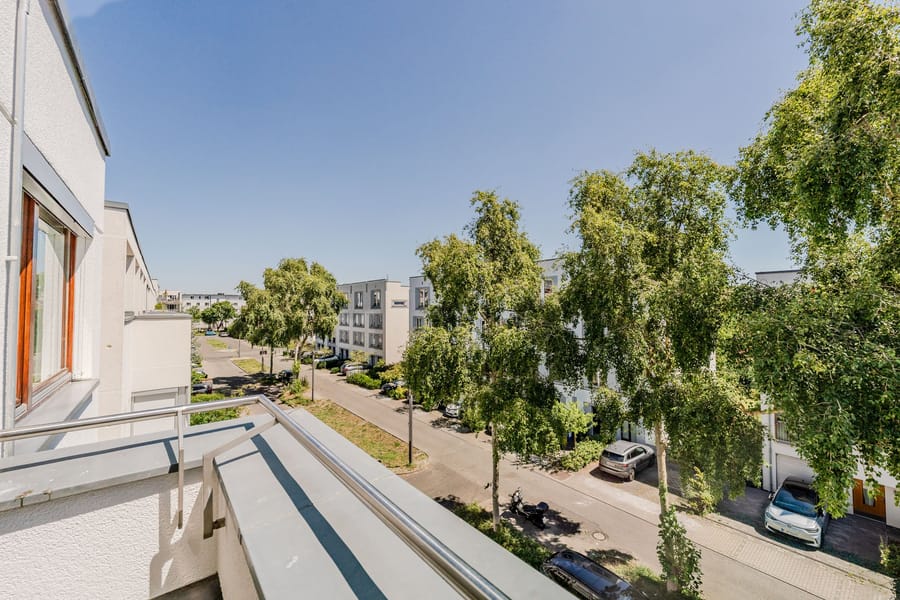 Balkonblick auf moderne Reihenhäuser im Grünen - Bezugsfrei & renoviert 2025: 6-Zimmer-Townhouse an der Rummelsburger Bucht