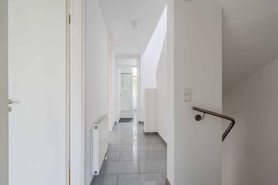 Apartmentflur mit Granitboden und Badzugang - Bezugsfrei & renoviert 2025: 6-Zimmer-Townhouse an der Rummelsburger Bucht