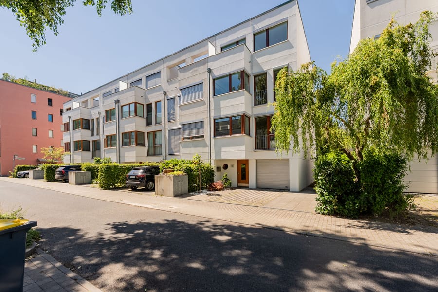 Moderne Reihenhauszeile mit Garagen - Bezugsfrei & renoviert 2025: 6-Zimmer-Townhouse an der Rummelsburger Bucht