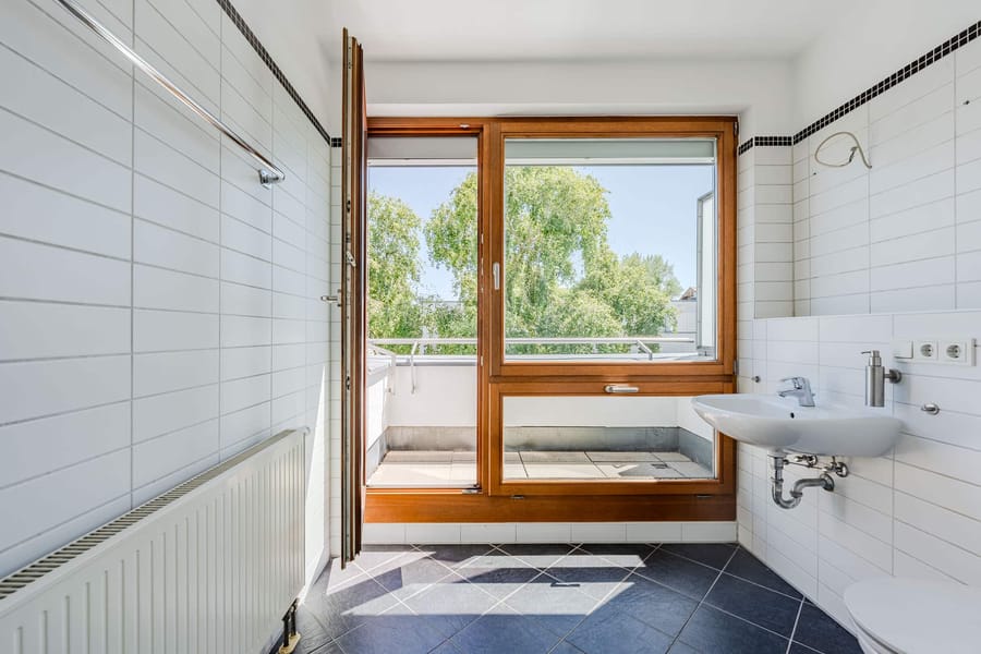 Helles Bad mit offenem Balkon - Bezugsfrei & renoviert 2025: 6-Zimmer-Townhouse an der Rummelsburger Bucht