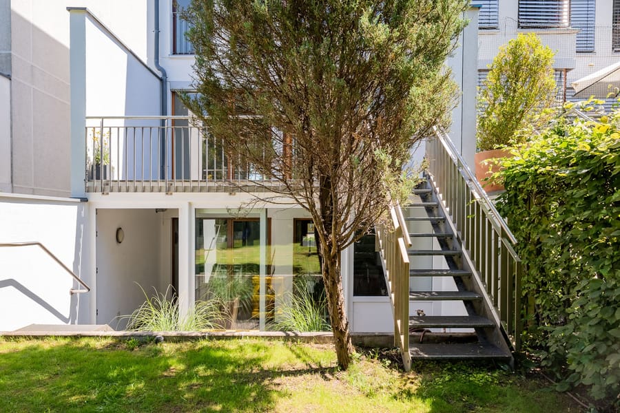 Gartenapartment mit Balkon und Außentreppe - Bezugsfrei & renoviert 2025: 6-Zimmer-Townhouse an der Rummelsburger Bucht