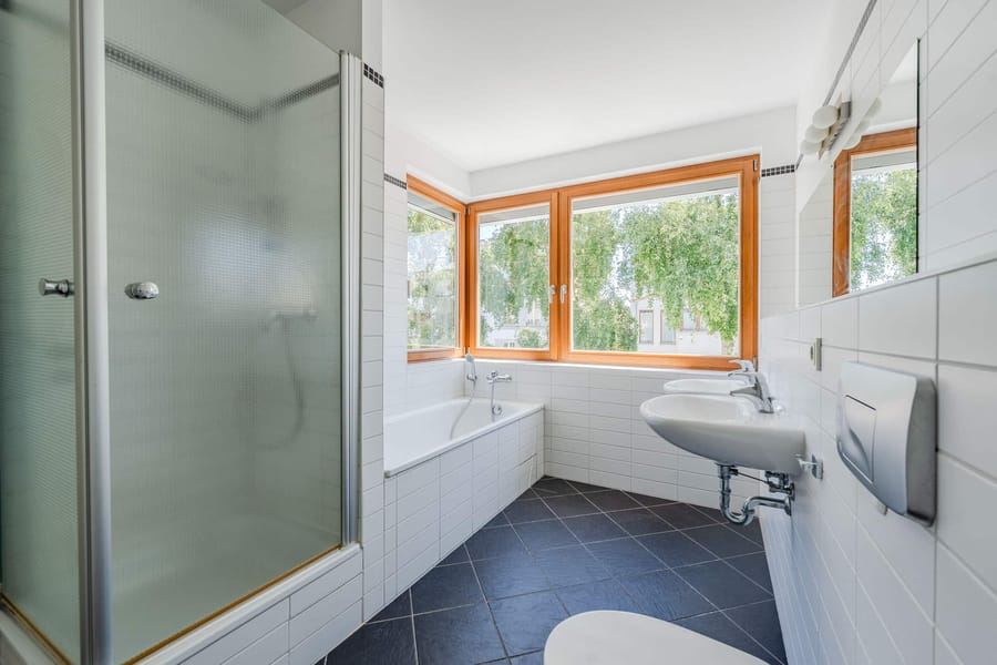 Helles Familienbad mit Panoramafenstern - Bezugsfrei & renoviert 2025: 6-Zimmer-Townhouse an der Rummelsburger Bucht