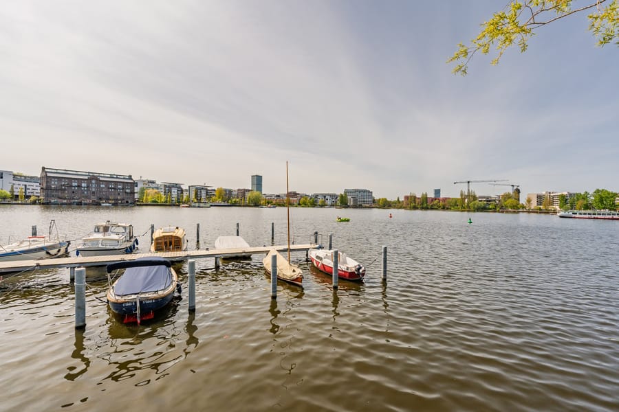Bootsanleger in unmittelbarer Umgebung - Stilvolles Townhouse nahe Uferpromenade mit Dachterrassen und durchdachtem Grundriss