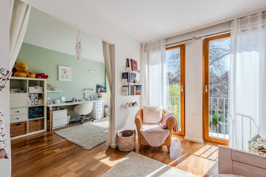 Großzügiger Raum mit zwei Fensterfronten für maximale Helligkeit - Stilvolles Townhouse nahe Uferpromenade mit Dachterrassen und durchdachtem Grundriss
