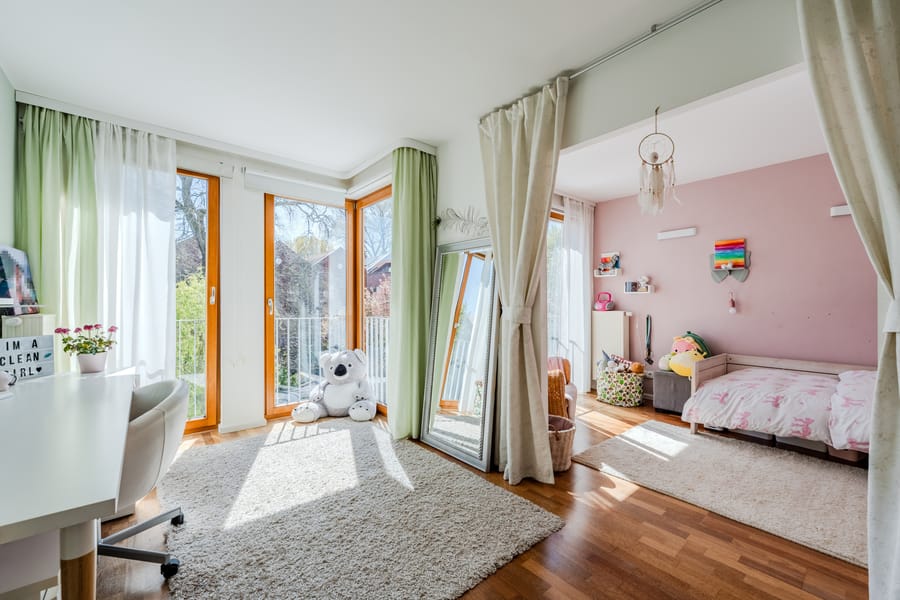 Großzügiges Kinderzimmer mit separatem Schlaf und Spielbereich - Stilvolles Townhouse nahe Uferpromenade mit Dachterrassen und durchdachtem Grundriss