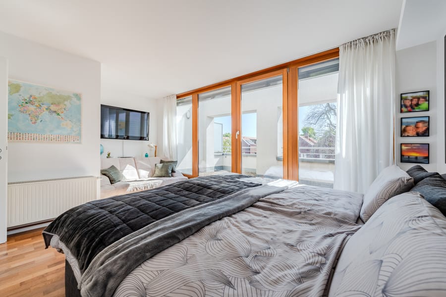 Weitläufiges Elternschlafzimmer mit Terrassenzugang und zusätzlichem Sitzbereich - Stilvolles Townhouse nahe Uferpromenade mit Dachterrassen und durchdachtem Grundriss