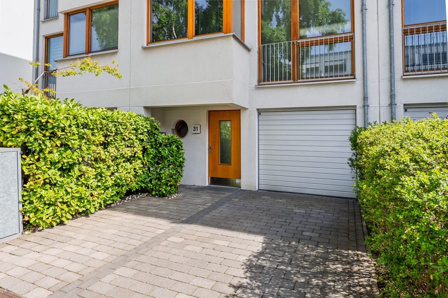 Gepflegtes Reihenhaus mit klarer Linienführung - Stilvolles Townhouse nahe Uferpromenade mit Dachterrassen und durchdachtem Grundriss