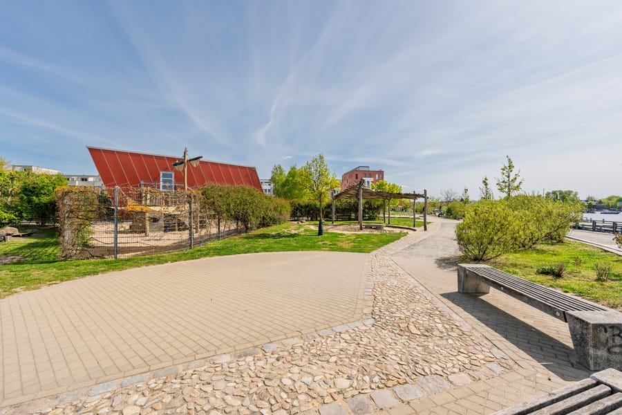 Grün angelegte Wege mit direktem Zugang zum Wasser - Stilvolles Townhouse nahe Uferpromenade mit Dachterrassen und durchdachtem Grundriss