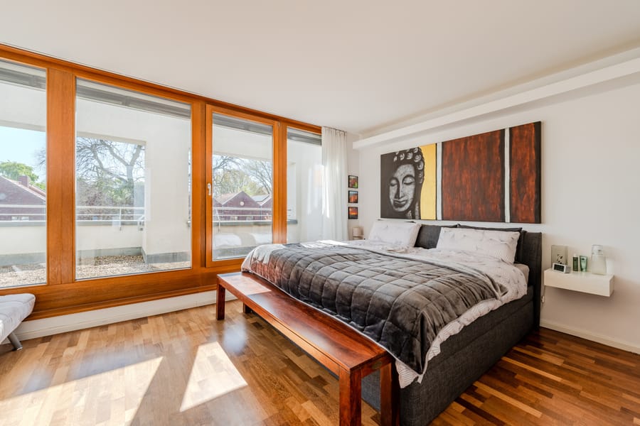 Großzügiges Schlafzimmer mit bodentiefer Fensterfront und Terrassenzugang - Stilvolles Townhouse nahe Uferpromenade mit Dachterrassen und durchdachtem Grundriss