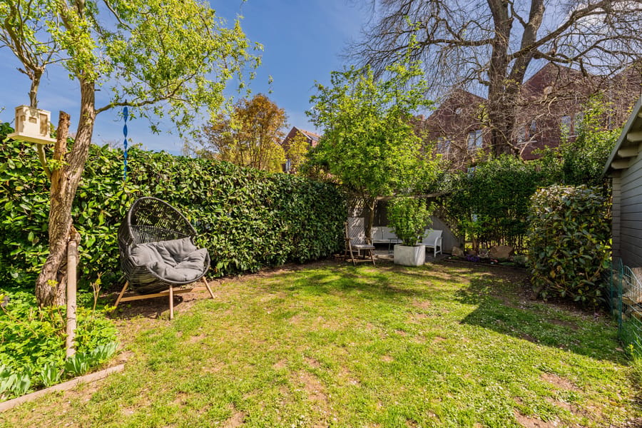 Rückzugsort im Garten mit natürlicher Beschattung und viel Grün - Stilvolles Townhouse nahe Uferpromenade mit Dachterrassen und durchdachtem Grundriss