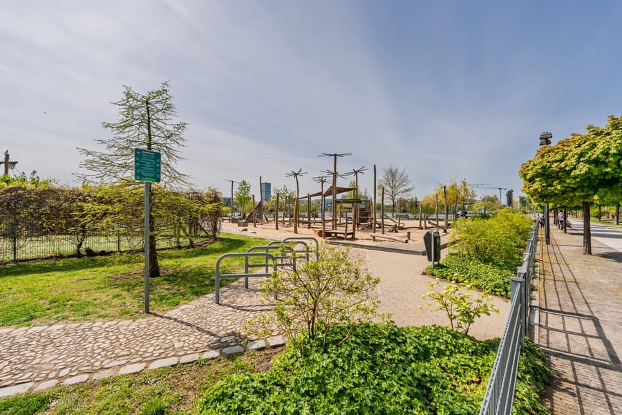 Familienfreundliches Umfeld mit Spiel- und Aufenthaltsflächen - Stilvolles Townhouse nahe Uferpromenade mit Dachterrassen und durchdachtem Grundriss